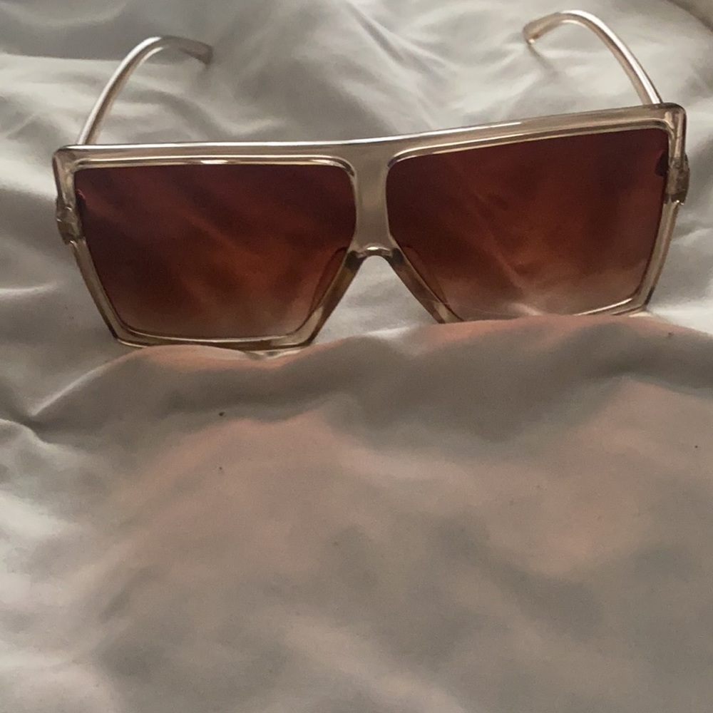 Light sunglasses. - Picture 4 of 5